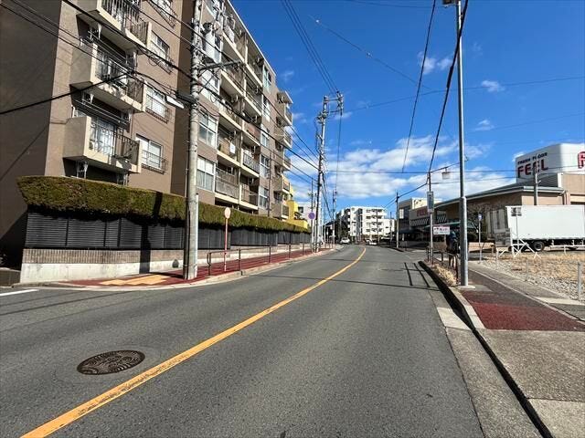 マンション南側前面道路です。道路の向かいにスーパー「フィールみかん山」さんがあります。