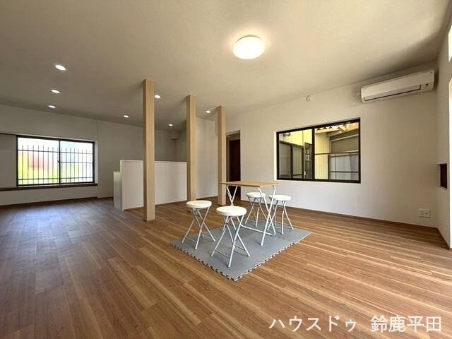 23.5帖のLDKなので広く過ごしやすい空間なのがいいですね。キッチンとリビング・ダイニングに壁がないので調理しながらでもお子様の様子を見れます。
