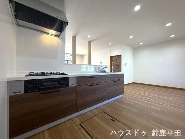 リビングの様子を見渡せるカウンターキッチンです。開放的な空間で調理をしながらでも家族との会話が弾みますね♪