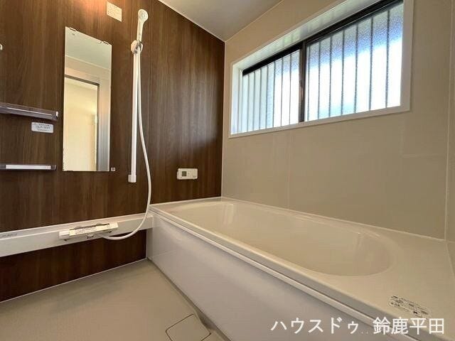 窓がついているので明るく常に換気ができます。落ち着いた雰囲気で1日の疲れがゆっくり取れる癒しの空間です。