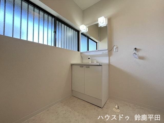 収納付きで日用品もすっきり整理することができます。洗濯機を置くスペースもあります。