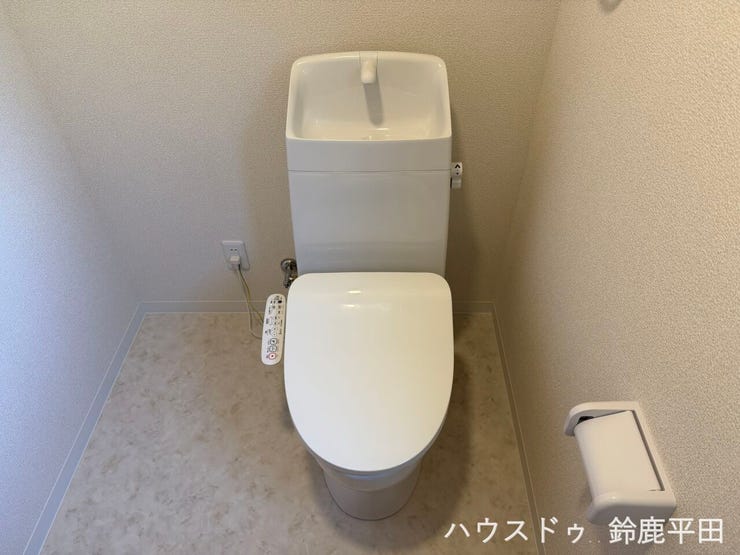 リフォーム済みでウォシュレットや温水便座機能もついています。