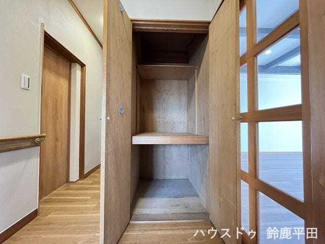 デットスペースを活かした階段下収納です。日用品や掃除用品などすっきり収納することができます。