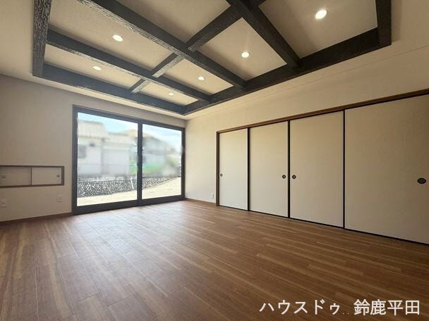 【11帖洋室】玄関横にあるお部屋でいつでもお客様を迎え入れやすいです。
