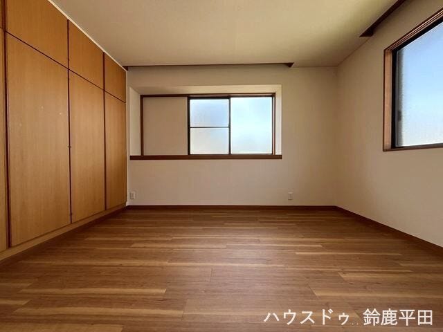 【8帖洋室】窓が2面あるので明るく、西日の暖かい日差しが入るお部屋です。収納スペースがたくさんあるのでお部屋を広く使うことができます。