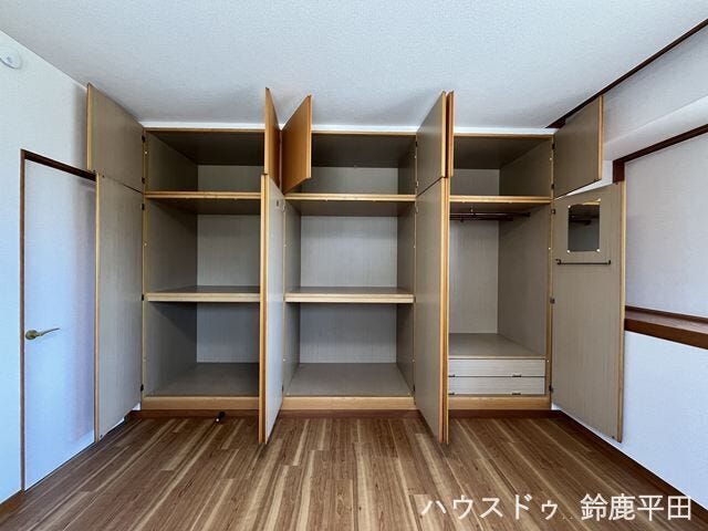8帖洋室にある収納スペースです。たくさん収納できるので用途に合わせて整理することができます。