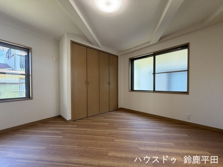 【6.7帖洋室】爽やかな朝日が差し込む東側のお部屋なので朝の時間を心地よく過ごすことができます。寝室などにいかがでしょうか。