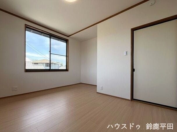 2階にある7帖の洋室です。窓が2面あり日差しも十分入ってくるので快適に過ごすことができます。