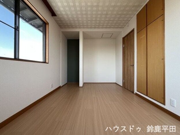2階にある7.5帖の洋室です。収納スペースや空間をうまく使い分けて幅広く活用できます。