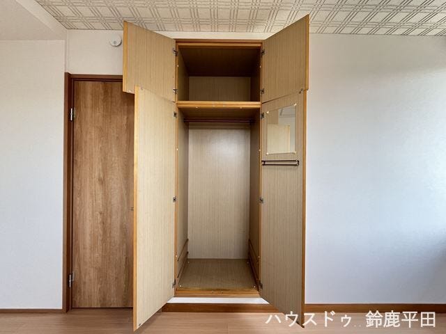 7.5帖の洋室内にある収納スペースです。高さを活かした収納設計になっているので多くの荷物を整理することができます。