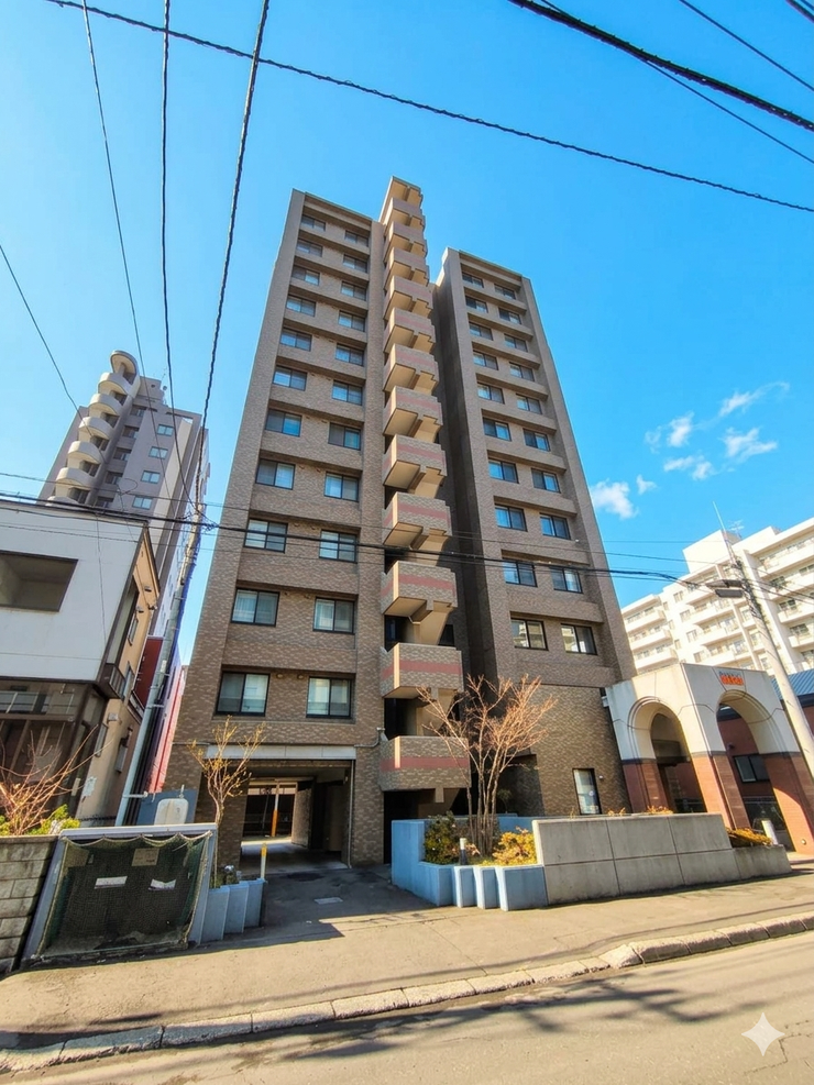 【外観】
《外観写真》
地下鉄東西線「西18丁目」駅 徒歩4分
暮らしに便利な立地のマンションです。