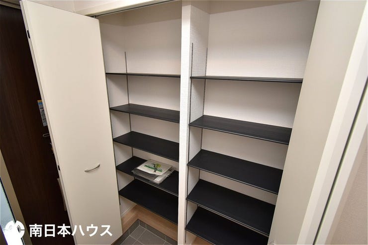 【玄関収納】可動棚のある収納なのでブーツからスニーカーまでいろいろな種類の靴もスッキリ収納できます♪