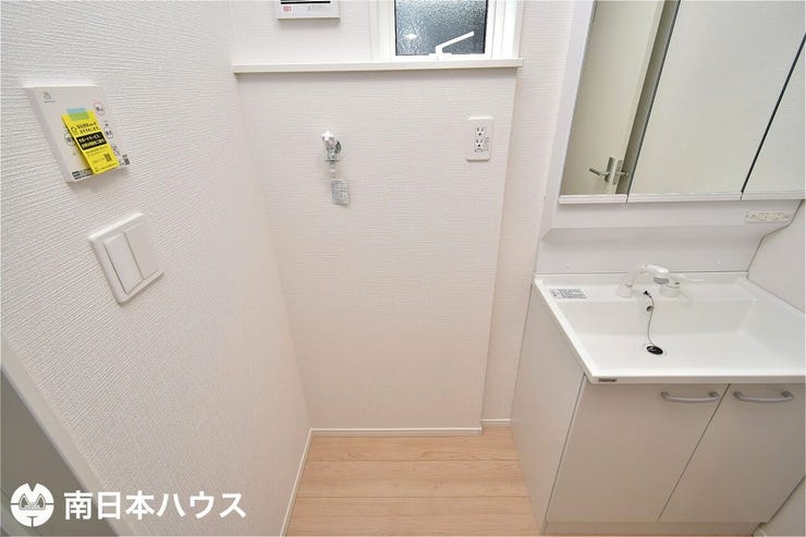 【洗濯機置き場】縦型やドラム式も設置できるゆとりある洗濯機置き場】です♪