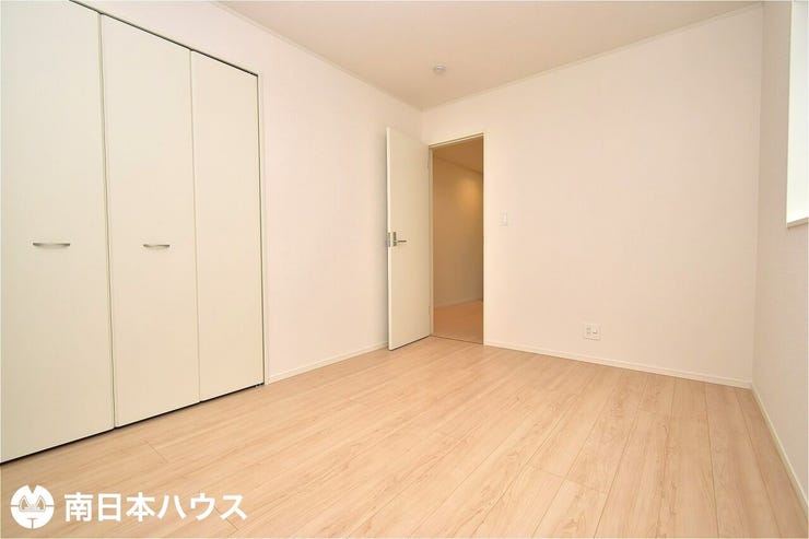 【洋室】6帖の洋室です!全居室に収納を備えているの無駄なくお部屋を使用できます♪