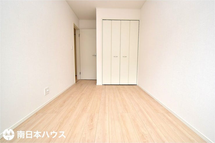 【洋室】5.5帖の洋室です!室内は白を基調にしたシンプルな仕上げで、インテリアも合わせやすいです♪
