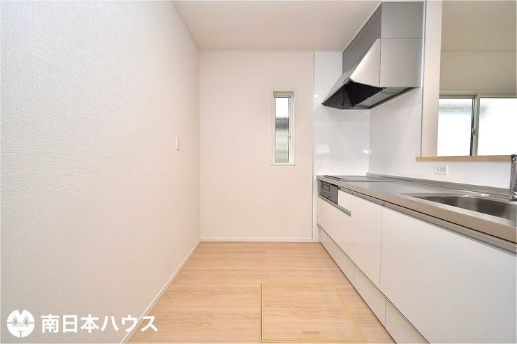 【キッチン】換気用の小窓付き!食器棚などを設置しても余裕のある調理スペースです♪