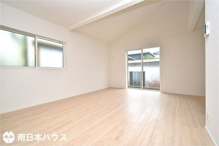【リビング】17.5帖のリビングです!勾配天井で室内空間が広く感じられます♪