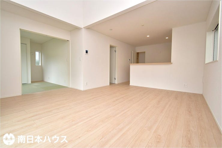 【リビング】17.5帖のリビングです!南向きの窓に面した明るい空間です♪
