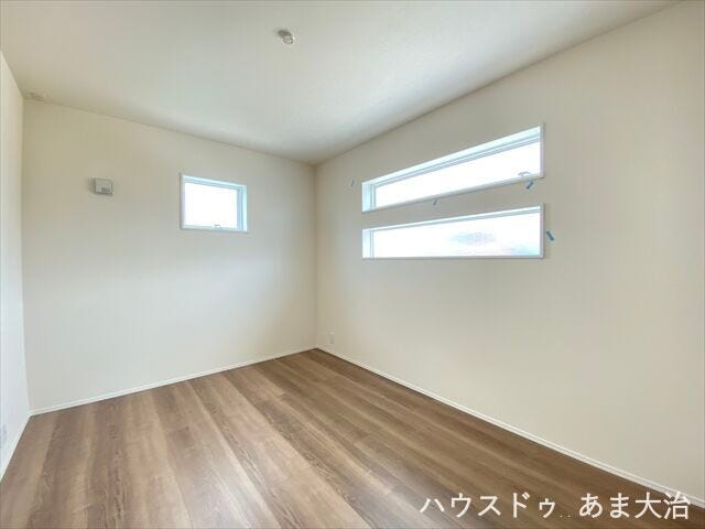 高い位置に窓の設置があるので家具の配置に困ることもなさそうですね。家具選ぶもより楽しめそうです。