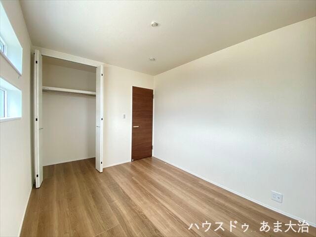 各居室に収納を設けた嬉しい間取り。両開き収納は物の出し入れがしやすく普段使いもしやすそうですね。