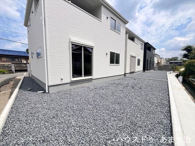 南庭には大きな倉庫等の配置も可能◎