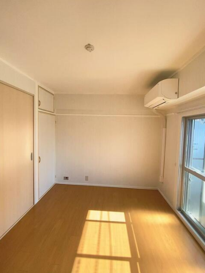 バルコニーに面した明るい洋室。陽当たり良好で開放感があり、主寝室としてもおすすめです。