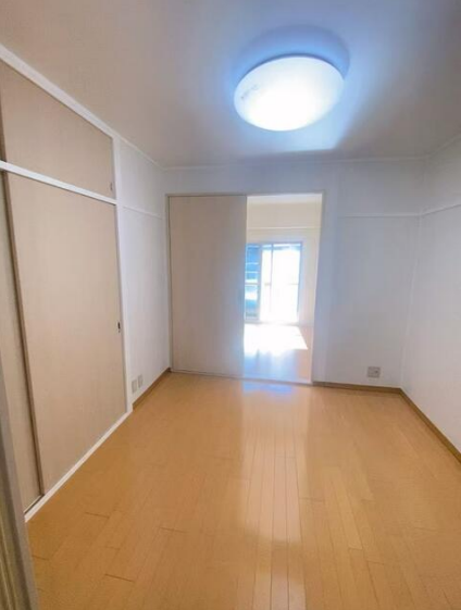 コンパクトながらも収納付きで使い勝手良好。リビングや寝室など用途に応じて活用できます。