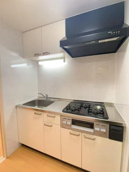 3口ガスコンロ付きシステムキッチンでお料理も快適。収納も豊富で調理器具もすっきり片付きます。