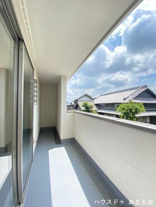 屋根がせり出していることで雨の降り込みが軽減されるインナーバルコニー。一部は壁があることで物置スペースにもなります。