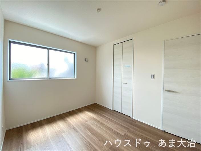 5.2帖洋室:ベッドと机おいてちょうどいい広さの洋室です。収納もあるのでいつでも室内はスッキリ。