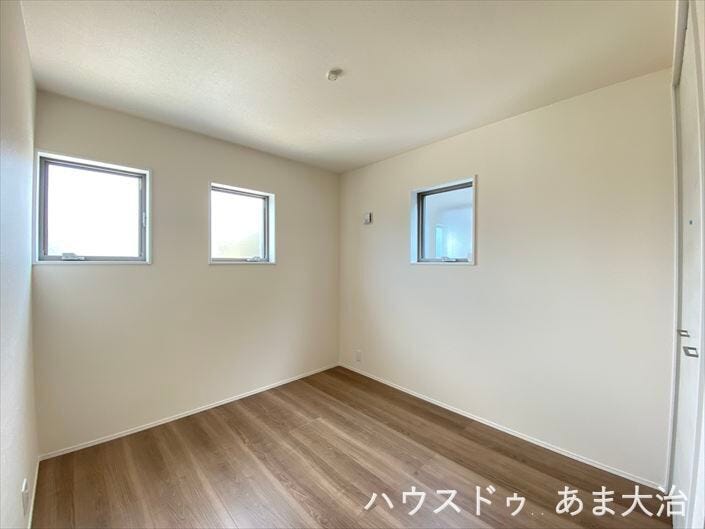 三か所の窓があることで通風も良好。高い位置にあるので家具の配置に困りません。