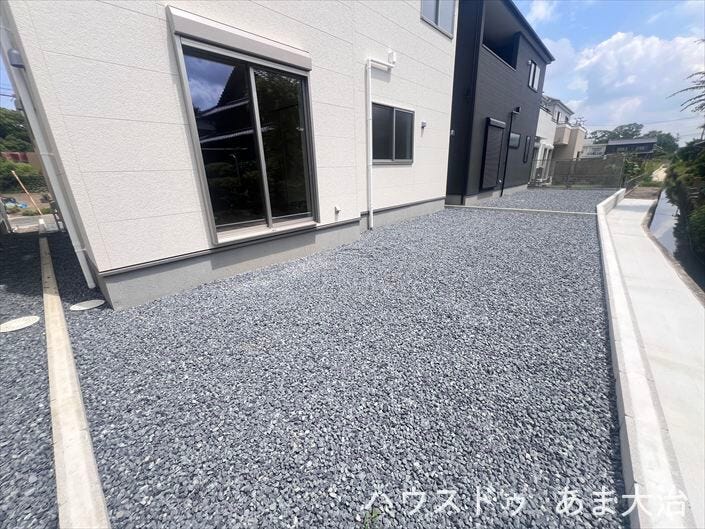 リビングから見守れるお庭です。前面道路に面していないので遊んでいるお子様が道路に飛び出す心配もありません。