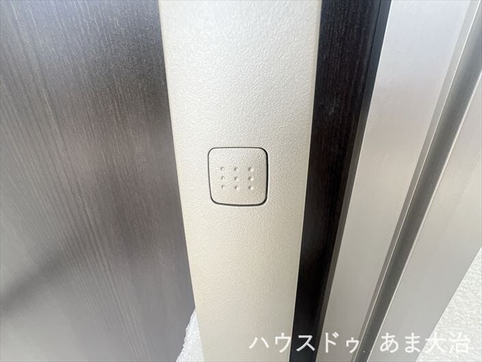 片手で玄関ドアの施錠も可能。出入りもスムーズです。