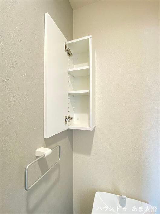 トイレには収納があります。お掃除道具なども◎