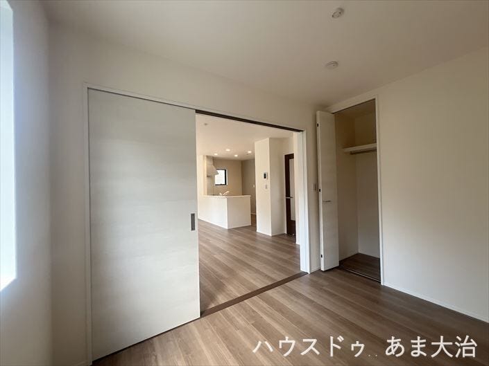 4.3帖洋室:扉を閉めれば個室としても使用できます。扉付き収納がありスッキリした室内を保てそう。