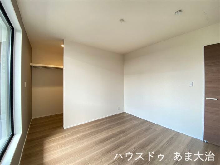 6.1帖洋室:寝室にもなる6.7帖。ベッド2台プラスαのペースがあり、お子様が小さいうちは家族みんなの寝室とて活用できそうですね。