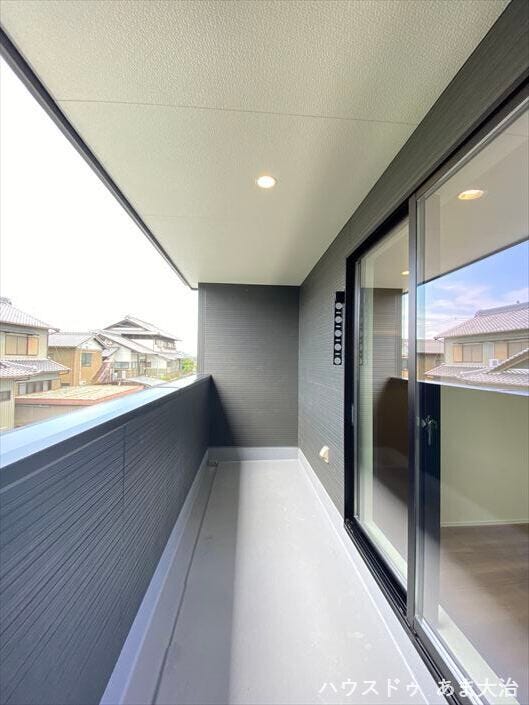 バルコニーは日当たり良好。前面にさえぎる建物がないので洗濯物もしっかり乾きます。