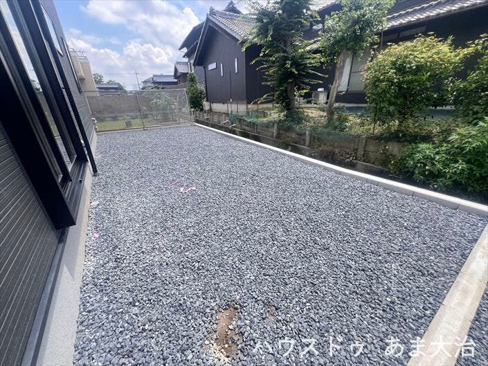 砂利式のお庭。日当たりもよくガーデニングも楽しめます。
