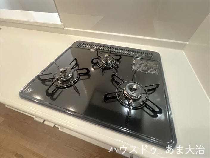 三ツ口コンロとグリルで同時調理も可能です。