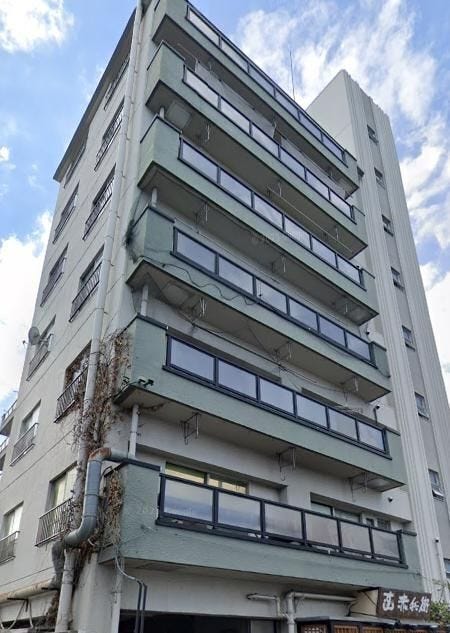 【外観】
外観は落ち着いた色合いのマンション。バルコニーが連なる整ったフォルムで、周辺環境にも馴染む安定感のある佇まいです。