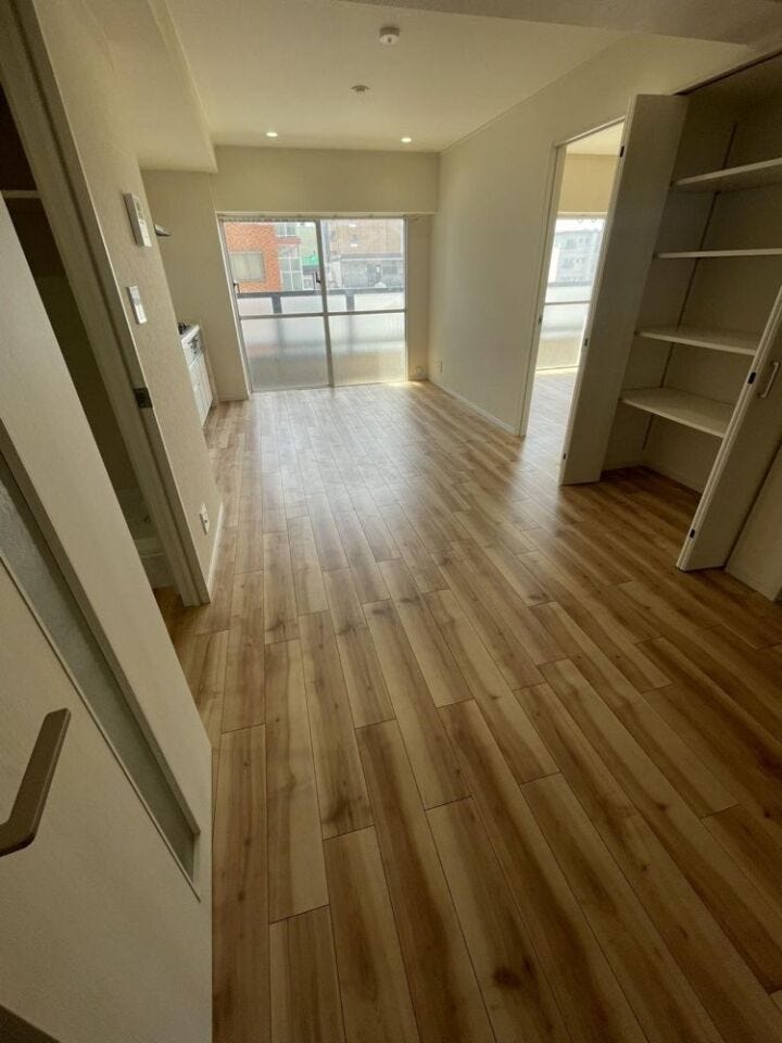 明るいフローリングのLDKは約11帖の広さ。大きな開口部から自然光が差し込み、開放感のある居住空間です。