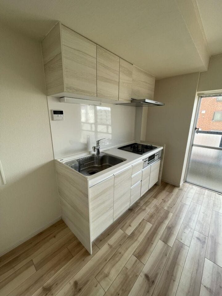システムキッチン新規交換済み。3口コンロ付きで調理効率が良く、収納も豊富で使い勝手の良い仕様です。