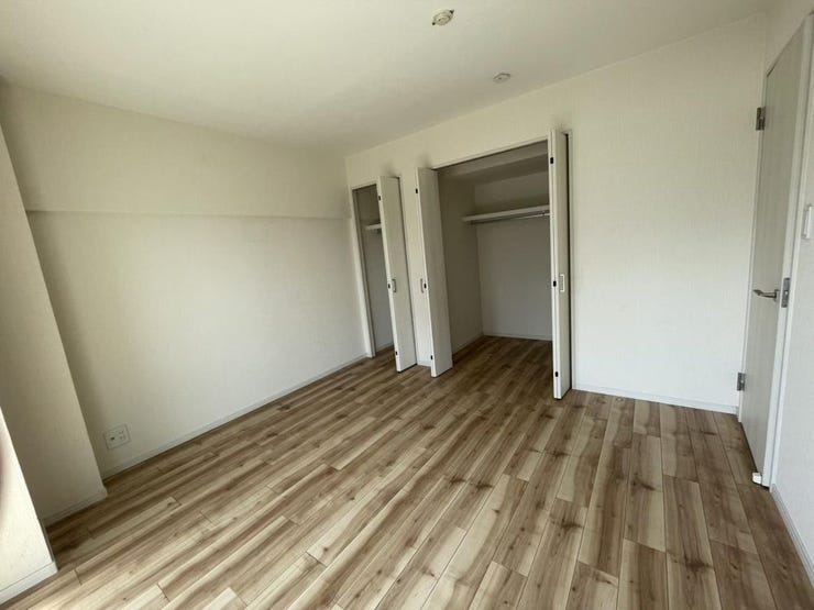 約7.5帖の洋室は広々とした主寝室に最適。大容量クローゼット付きでお部屋を広く使えます。