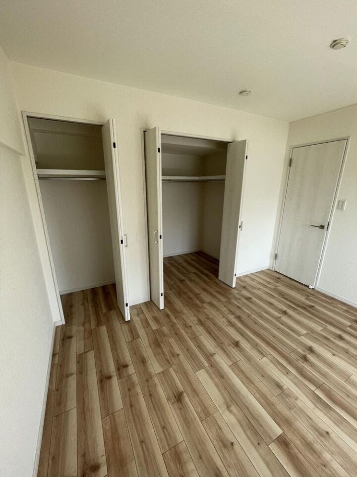 複数のクローゼットに加えウォークインクローゼットも完備。衣類や荷物をしっかり収納できます。