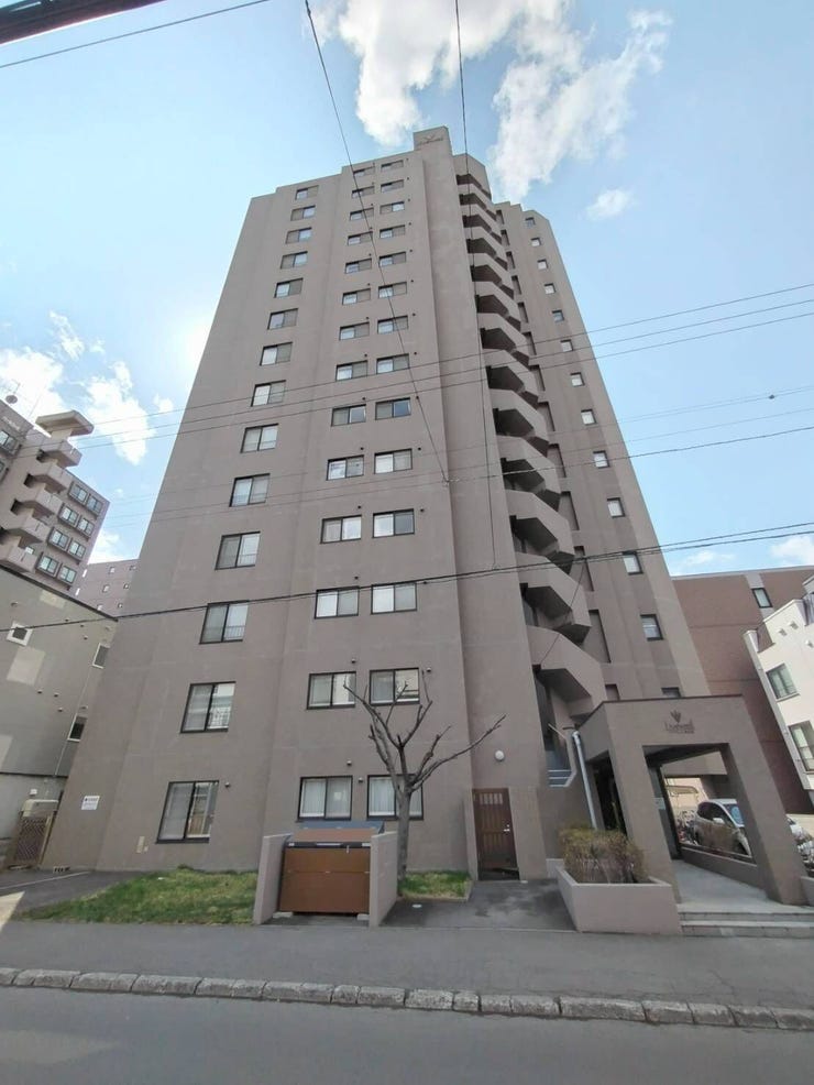 【外観】
《外観写真》
札幌市電・地下鉄東西線のWアクセス!
ペット飼育可能な14階建てマンションです。