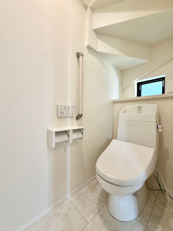 〈1階トイレ〉お手入れしやすい温水洗浄便座で、毎日快適♪
