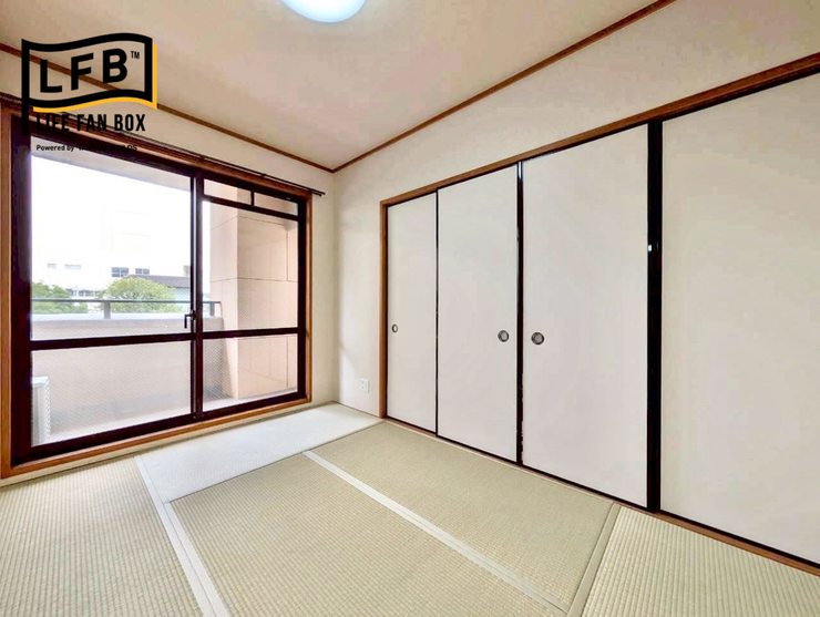 大きな掃き出し窓から心地よい光が差し込む和室です。新調された畳の上で、ゴロゴロと寛ぎたくなりますね♪