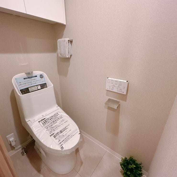 ウォシュレットトイレは節水効果だけでなく、お掃除も楽々!サニタリーグッズやお掃除グッズの収納もできる収納棚付。