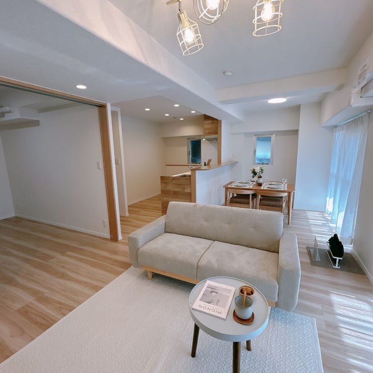 リビングは15.9帖 白を基調とした明るいお部屋で、大きな窓からは日差しも差し込みます。5.1帖の洋室の扉を開放すれば、21条もの広々空間となり、親戚やご友人やご親戚の集まりでも安心♪