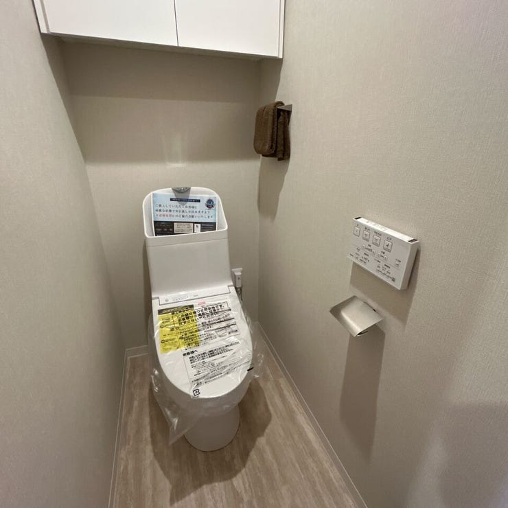 ウォシュレットトイレは節水だけではなく、お掃除も楽々。サニタリーグッズやお掃除グッズの収納にも使える収納付。